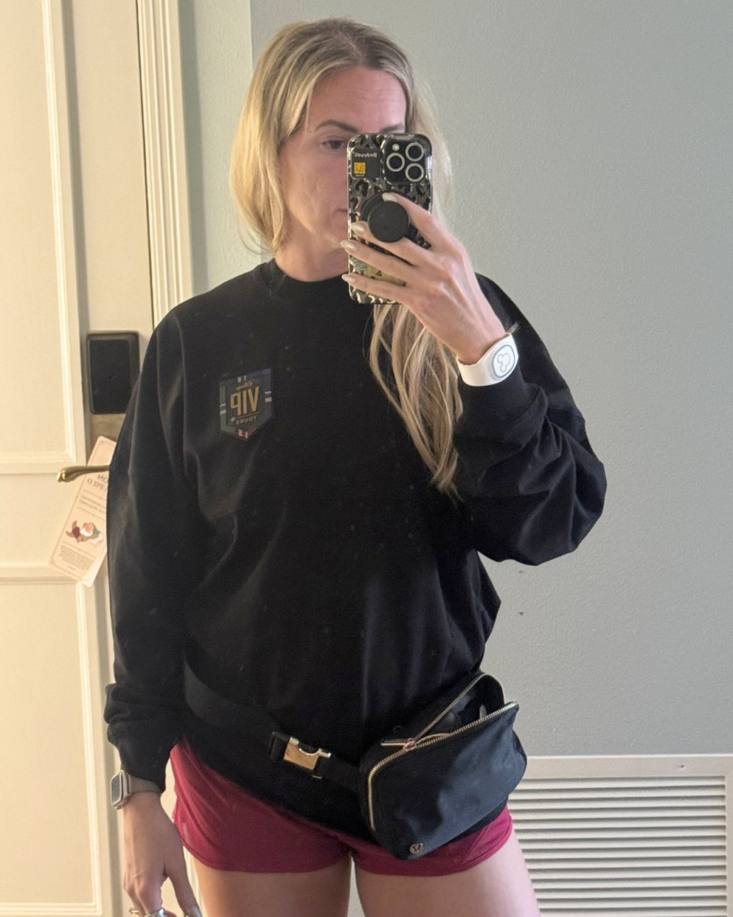 Disney World outfit formula for moms with belt bag and sneakers