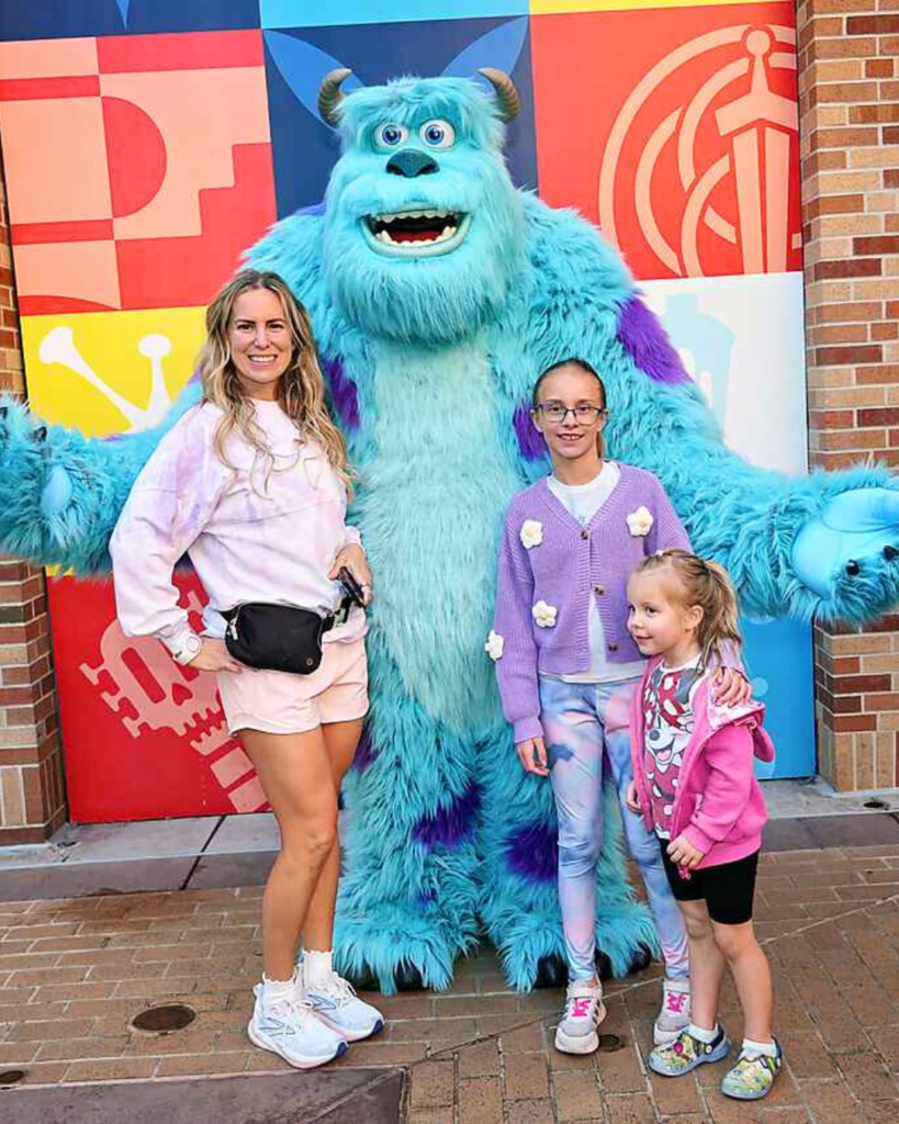 What to wear to Disney World as a mom with athletic skirt and sneakers