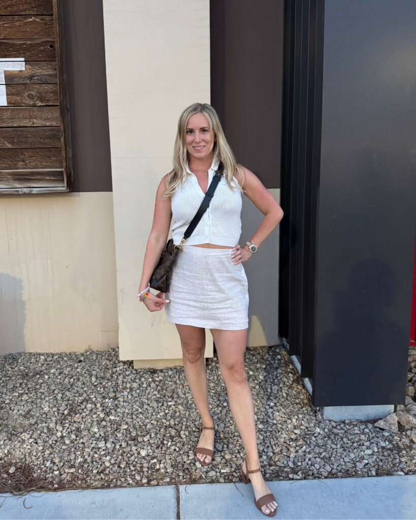 elevated mom style - skort + knit top and minimal heels