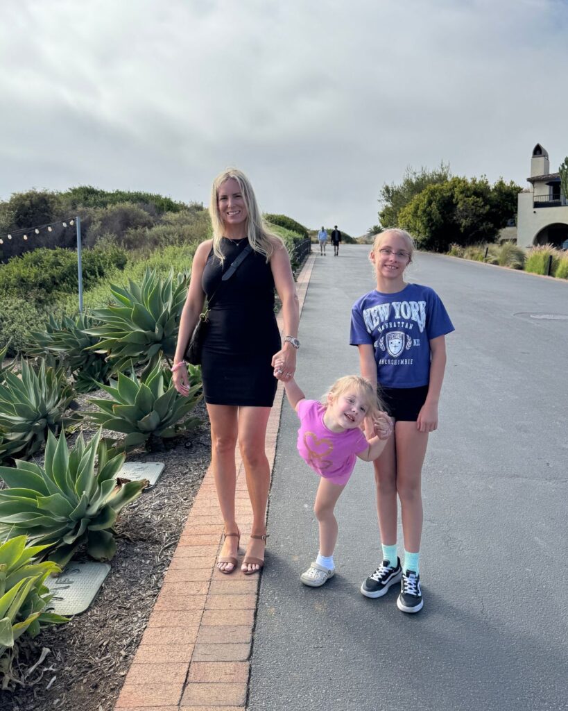 Mom walking with daughers to dinner at Nelsons in Terranea Resort